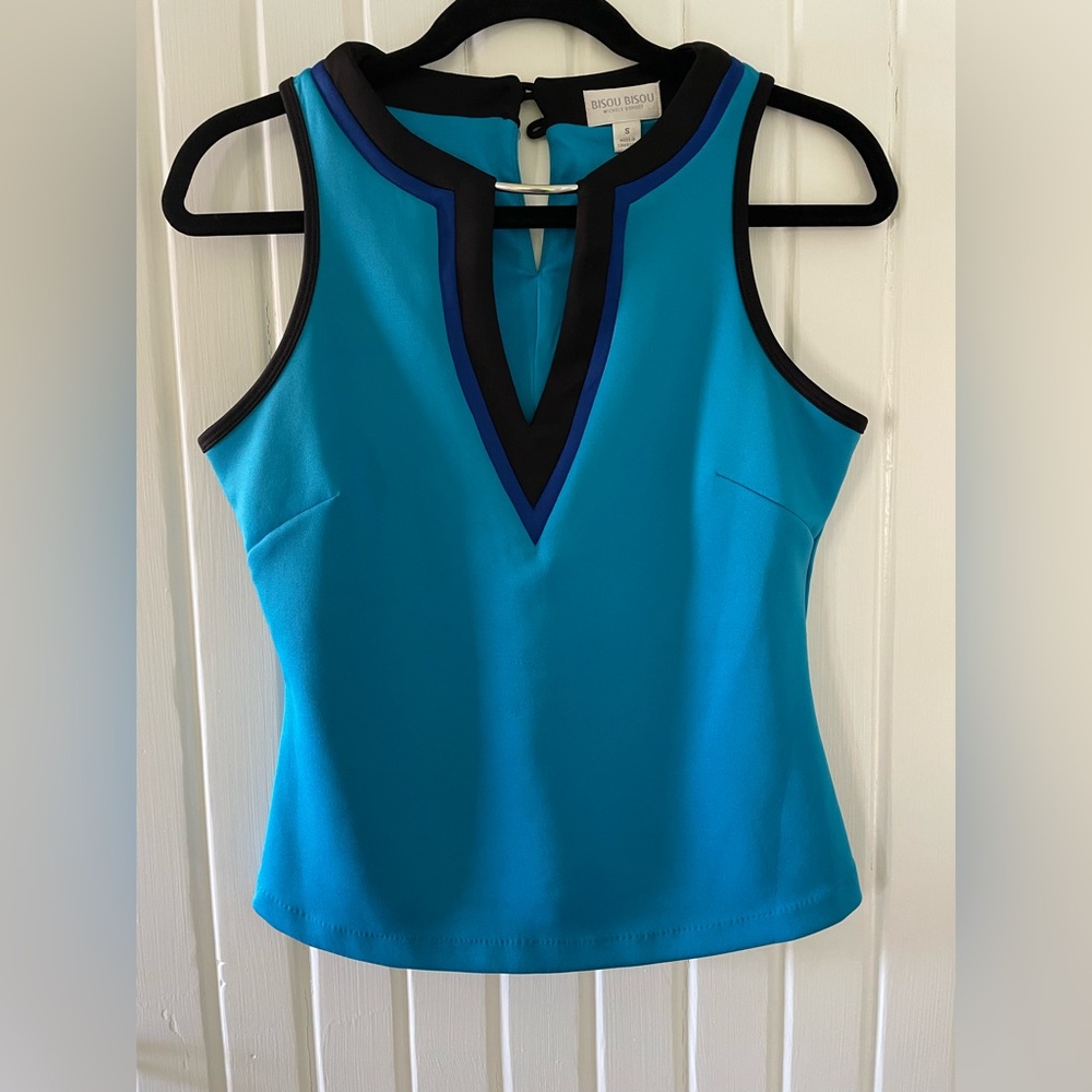 Bisou Bisou Tank style top- Nice thick stretchy material-Size Small -Like New 💙